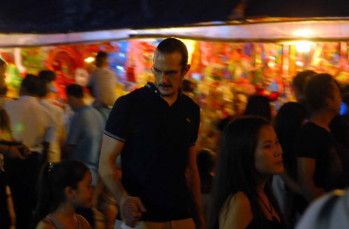 “Hành xác” trên phố lồng đèn ở TPHCM - 12