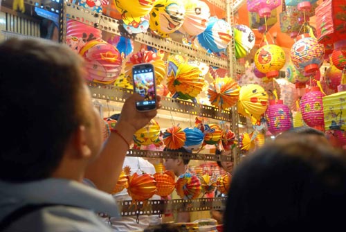 “Hành xác” trên phố lồng đèn ở TPHCM - 13