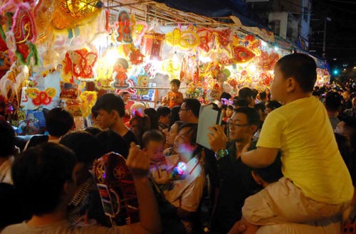 “Hành xác” trên phố lồng đèn ở TPHCM - 14