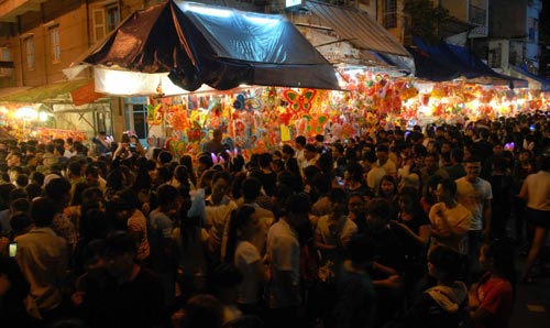 “Hành xác” trên phố lồng đèn ở TPHCM - 1