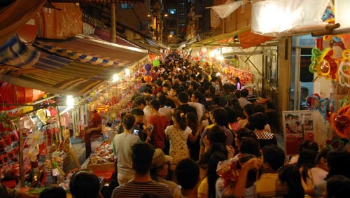 “Hành xác” trên phố lồng đèn ở TPHCM - 3