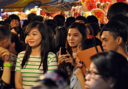 “Hành xác” trên phố lồng đèn ở TPHCM - 4