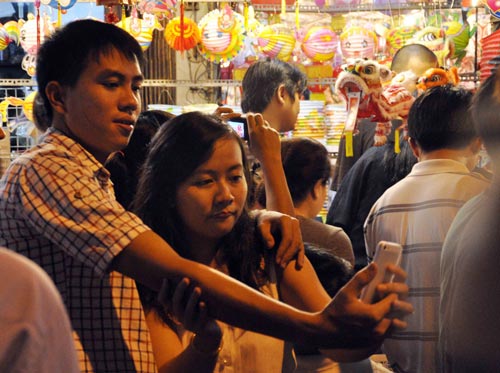 “Hành xác” trên phố lồng đèn ở TPHCM - 5