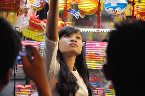 “Hành xác” trên phố lồng đèn ở TPHCM - 6