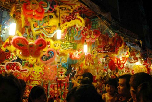 “Hành xác” trên phố lồng đèn ở TPHCM - 7