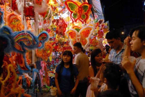 “Hành xác” trên phố lồng đèn ở TPHCM - 8