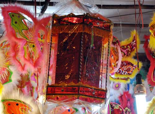 “Hành xác” trên phố lồng đèn ở TPHCM - 9