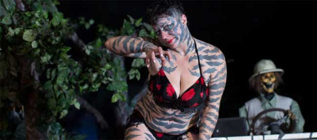 Katzen Hobbes (Austin, Texas, Mỹ) đã quyết định xăm lên cơ thể mình những vệt vằn giống da hổ.


