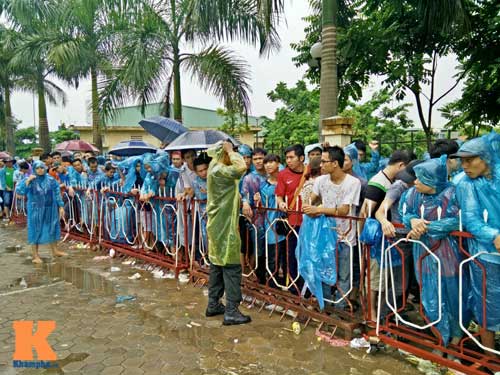Trời mưa to, NHM kiên nhẫn xếp hàng mua vé U19 VN - 1