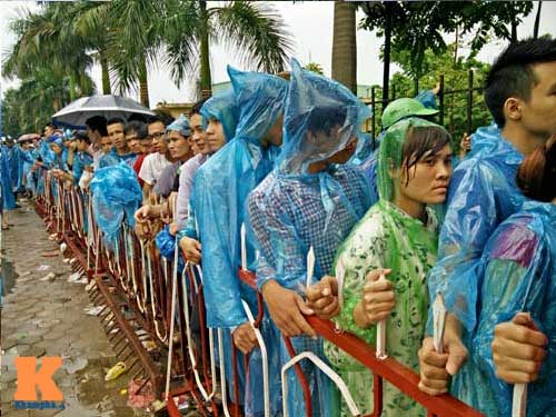 Trời mưa to, NHM kiên nhẫn xếp hàng mua vé U19 VN - 6