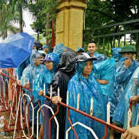 Bóng đá - Trời mưa to, NHM kiên nhẫn xếp hàng mua vé U19 VN