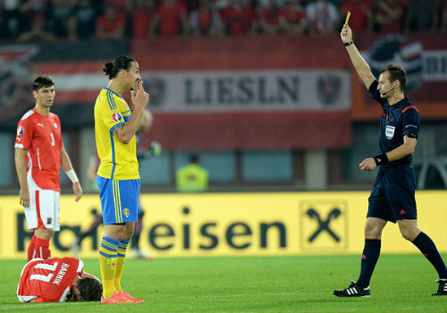 Ibrahimovic giở thói “côn đồ” trong ngày trọng đại - 2