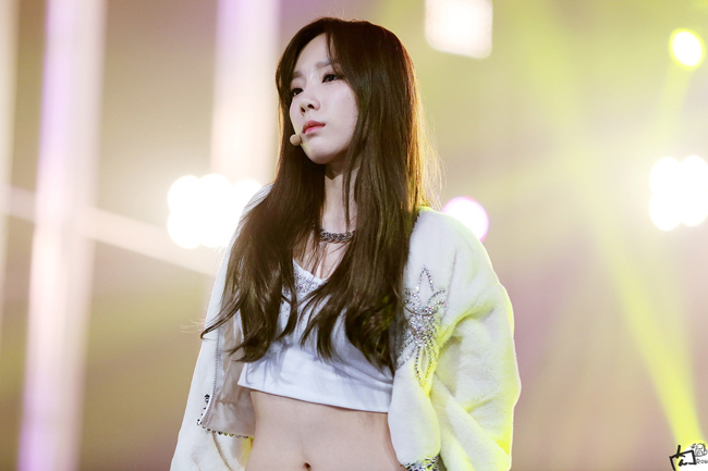 Không chỉ có giọng ca trời phú và luôn giữ vai trò hát chính, Taeyeon còn được biết đến với vẻ đẹp sang trọng và gu thời trang trẻ trung và gợi cảm.
