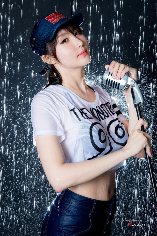 Mọi bức ảnh chụp studio của cô đều được "cánh mày râu" săn lùng trên các trang mạng.
