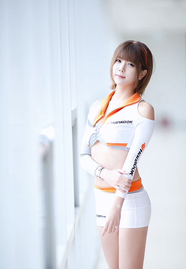 Cô được cho là một trong hot girl thế hệ mới có khả năng trở thành "nữ hoàng làng mẫu ô tô" tại Hàn Quốc.
