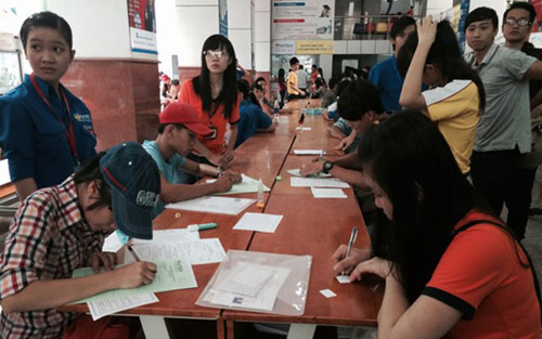 Xét tuyển NV2 đợt 1: Điểm chuẩn tăng chóng mặt, trường công "no" hồ sơ - 2