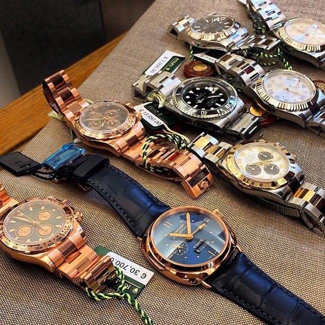 Bên cạnh thú chơi xe, Doãn Tuấn cũng có sở thích sưu tập đồng hồ hàng hiệu trị giá.
