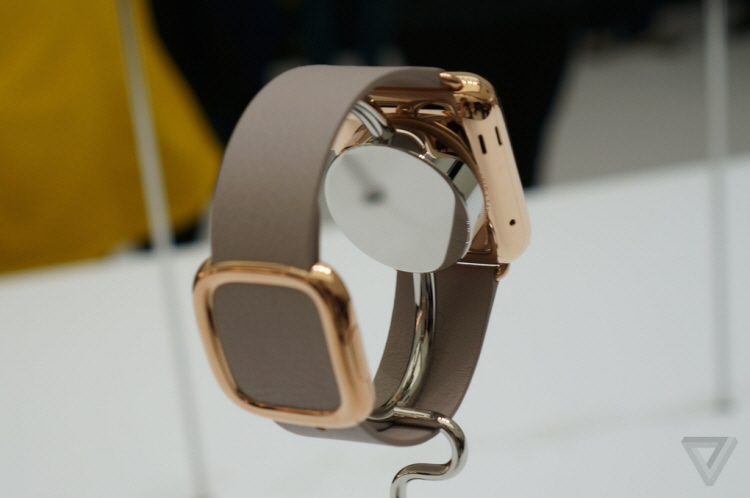 Apple Watch có 2 kích thước khác nhau và 3 phiên bản là Apple Watch, Apple Watch Sport và Apple Watch Edition, được chế tác từ các chất liệu thép không gỉ, aluminum hoặc vàng 18 cara. Đặc biệt, màn hình Apple Watch được làm bằng tinh thể sappire cho độ bền cực cao, đây cũng là nguyên liệu được người dùng mong chờ xuất hiện trên iPhone 6 nhưng đã không thành hiện thực.
