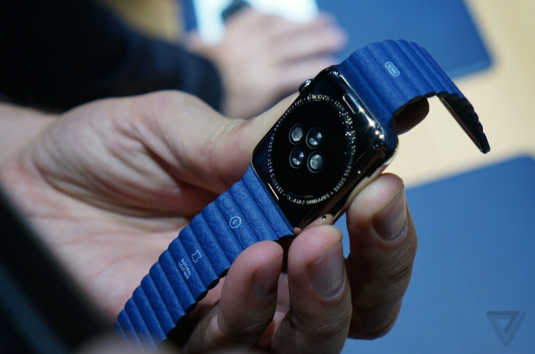 Apple Watch có 2 kích thước khác nhau và 3 phiên bản là Apple Watch, Apple Watch Sport và Apple Watch Edition, được chế tác từ các chất liệu thép không gỉ, aluminum hoặc vàng 18 cara. Đặc biệt, màn hình Apple Watch được làm bằng tinh thể sappire cho độ bền cực cao, đây cũng là nguyên liệu được người dùng mong chờ xuất hiện trên iPhone 6 nhưng đã không thành hiện thực.
