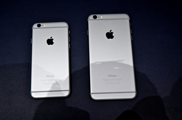 Sự xuất hiện của cả hai mẫu iPhone mới có tên gọi iPhone 6 và iPhone 6 Plus với kích thước lần lượt là 4,7 inch và 5,5 inch phần nào đáp ứng nguyện vọng của các iFans. Tuy nhiên, những thông số kỹ thuật và công nghệ đặc biệt – điều luôn được Apple gây bất ngờ cho người dùng đã không có trên bộ đôi iPhone 6 lần này.
