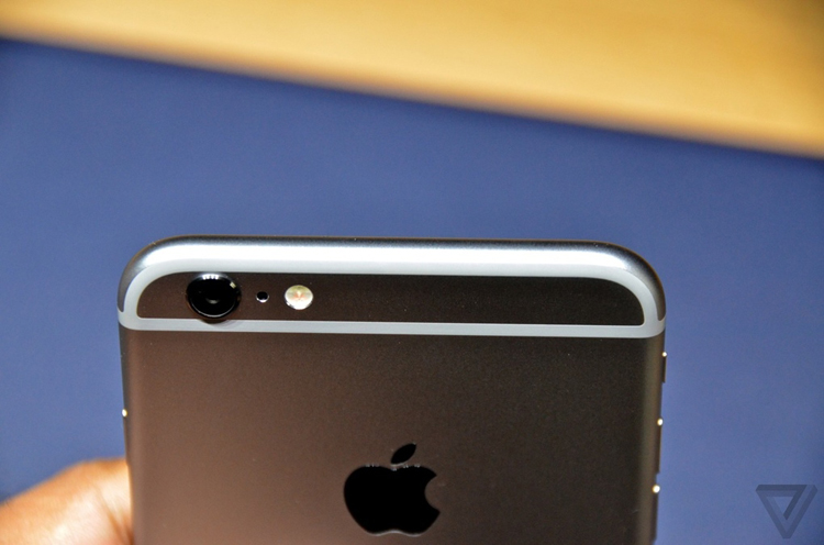 Hai phiên bản màn hình lớn với kích thước khác nhau của iPhone mới đang đem đến sự hứng thú nhất định cho các tín đồ của “Táo khuyết”. Cụ thể, chiếc iPhone 6 có kích thước màn hình 4.7 inch với độ phân giải 1334 x 750 pixel (mật độ điểm ảnh 326 ppi), trong khi đó iPhone 6 Plus có kích thước màn hình là 5.5 inch với độ phân giải là 1920 x 1080 pixel và mật độ điểm ảnh là 401 ppi.
