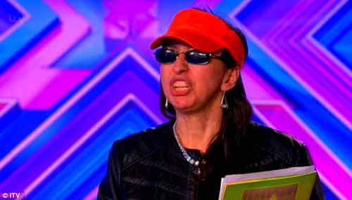 Thí sinh X-Factor UK vô lễ vỗ mông phản ứng giám khảo - 1