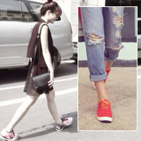 Bí quyết mặc đẹp - Chị em Việt "mê tít" mốt đi giày thể thao
