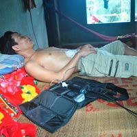 Sức khỏe đời sống - Người duy nhất ở Việt Nam sống nhờ sạc điện vào tim