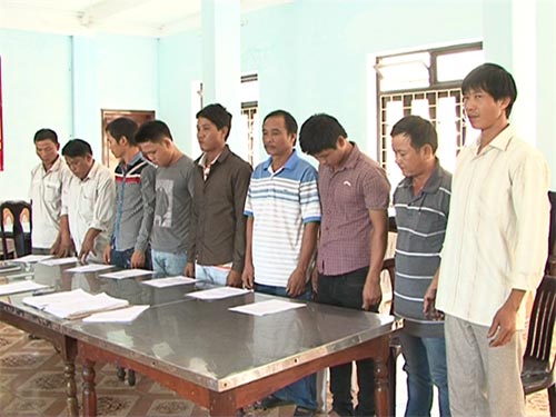 Xử phạt 10 cò mồi dẫn xe qua trạm cân - 1