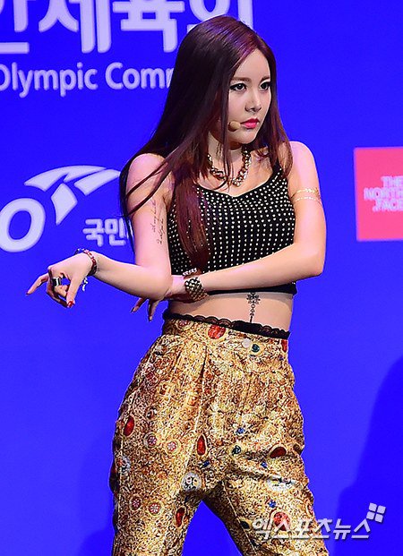 Jiyeon Tara bị chê rẻ tiền vì mặc quần trễ khoe hình xăm ở hông