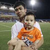 Bóng đá - U19 VN thắng đậm, Công Phượng bị NHM “bắt cóc”