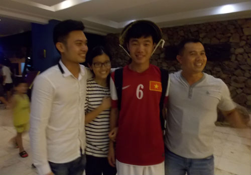 NHM phóng xe tốc độ cao bám càng U19 VN về khách sạn - 8