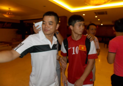 NHM phóng xe tốc độ cao bám càng U19 VN về khách sạn - 5