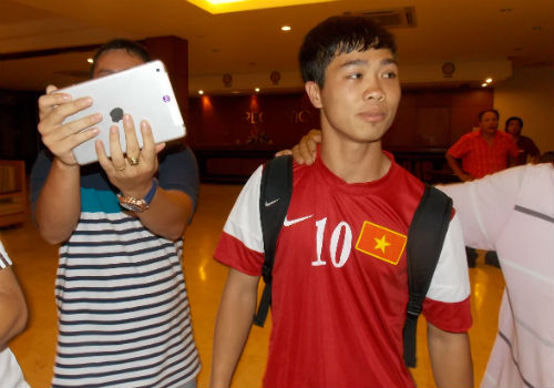 NHM phóng xe tốc độ cao bám càng U19 VN về khách sạn - 7