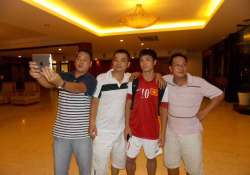 NHM phóng xe tốc độ cao bám càng U19 VN về khách sạn - 6
