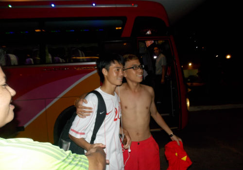 NHM phóng xe tốc độ cao bám càng U19 VN về khách sạn - 4