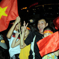 Bóng đá - Fan U19 VN tràn xuống đường ăn mừng chiến thắng