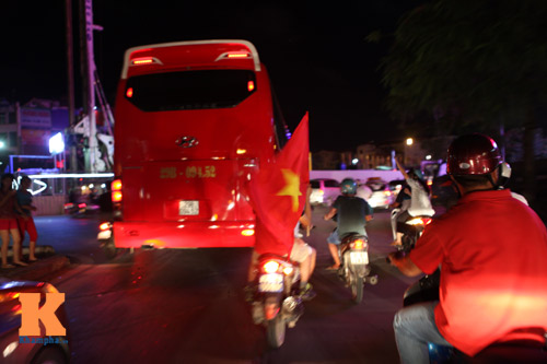 NHM phóng xe tốc độ cao bám càng U19 VN về khách sạn - 1