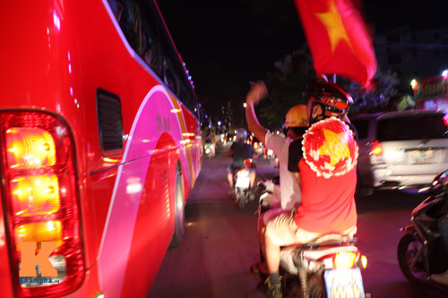 Fan U19 VN tràn xuống đường ăn mừng chiến thắng - 3