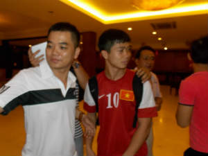 Bóng đá - NHM phóng xe tốc độ cao bám càng U19 VN về khách sạn