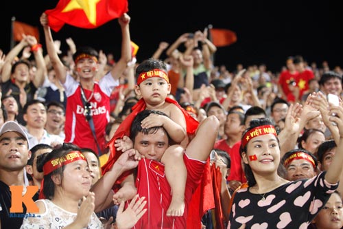 CĐV nhí cởi trần ăn mừng U19 VN "gây sốt" - 2