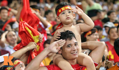 CĐV nhí cởi trần ăn mừng U19 VN "gây sốt" - 3