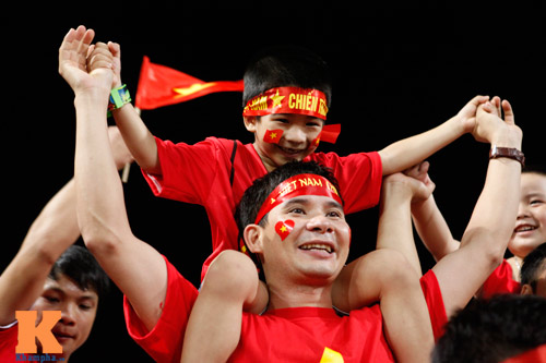 CĐV nhí cởi trần ăn mừng U19 VN "gây sốt" - 8