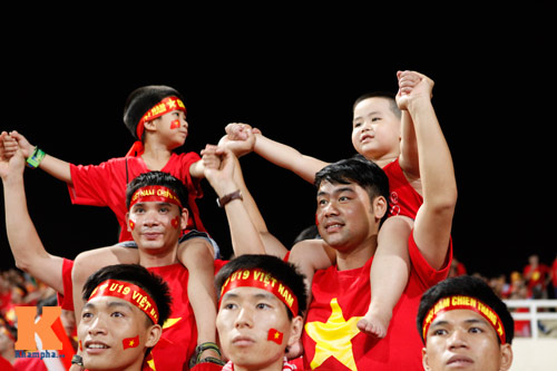CĐV nhí cởi trần ăn mừng U19 VN "gây sốt" - 7