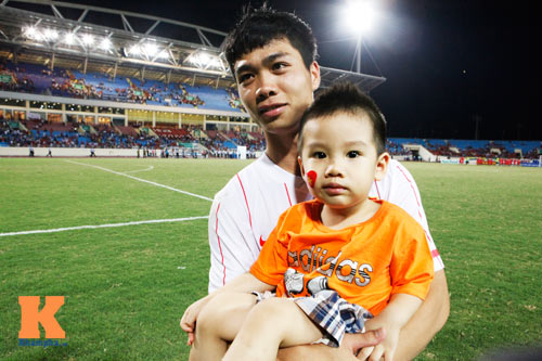 CĐV nhí cởi trần ăn mừng U19 VN "gây sốt" - 6