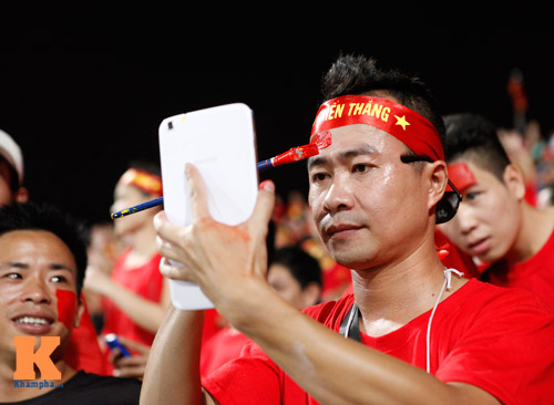 CĐV nhí cởi trần ăn mừng U19 VN "gây sốt" - 9
