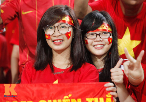 CĐV nhí cởi trần ăn mừng U19 VN "gây sốt" - 13