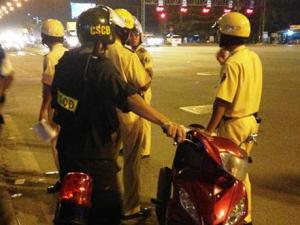 Tin tức trong ngày - Cô gái vi phạm giao thông còn đấm vào mặt cảnh sát