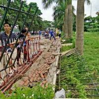 Bóng đá - NHM đạp đổ tường trụ sở VFF đòi vé U19 VN