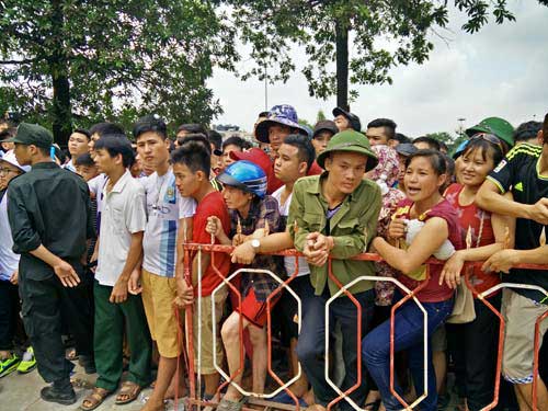 NHM đạp đổ tường trụ sở VFF đòi vé U19 VN - 2